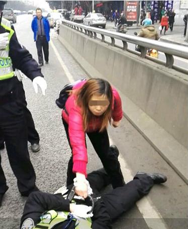 Illegal driver lock ring Halo, Sichuan traffic police? Police: the police, the woman was arrested